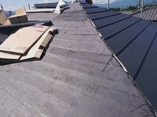 屋根材施工途中の屋根面